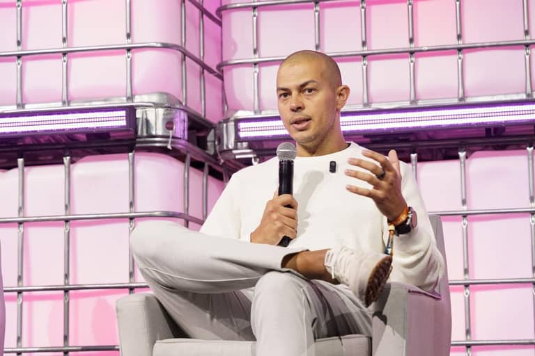 Marcelo Clay participando de painel de debate